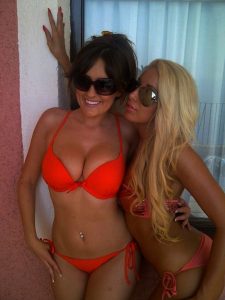 Belle brune à la chatte épilée