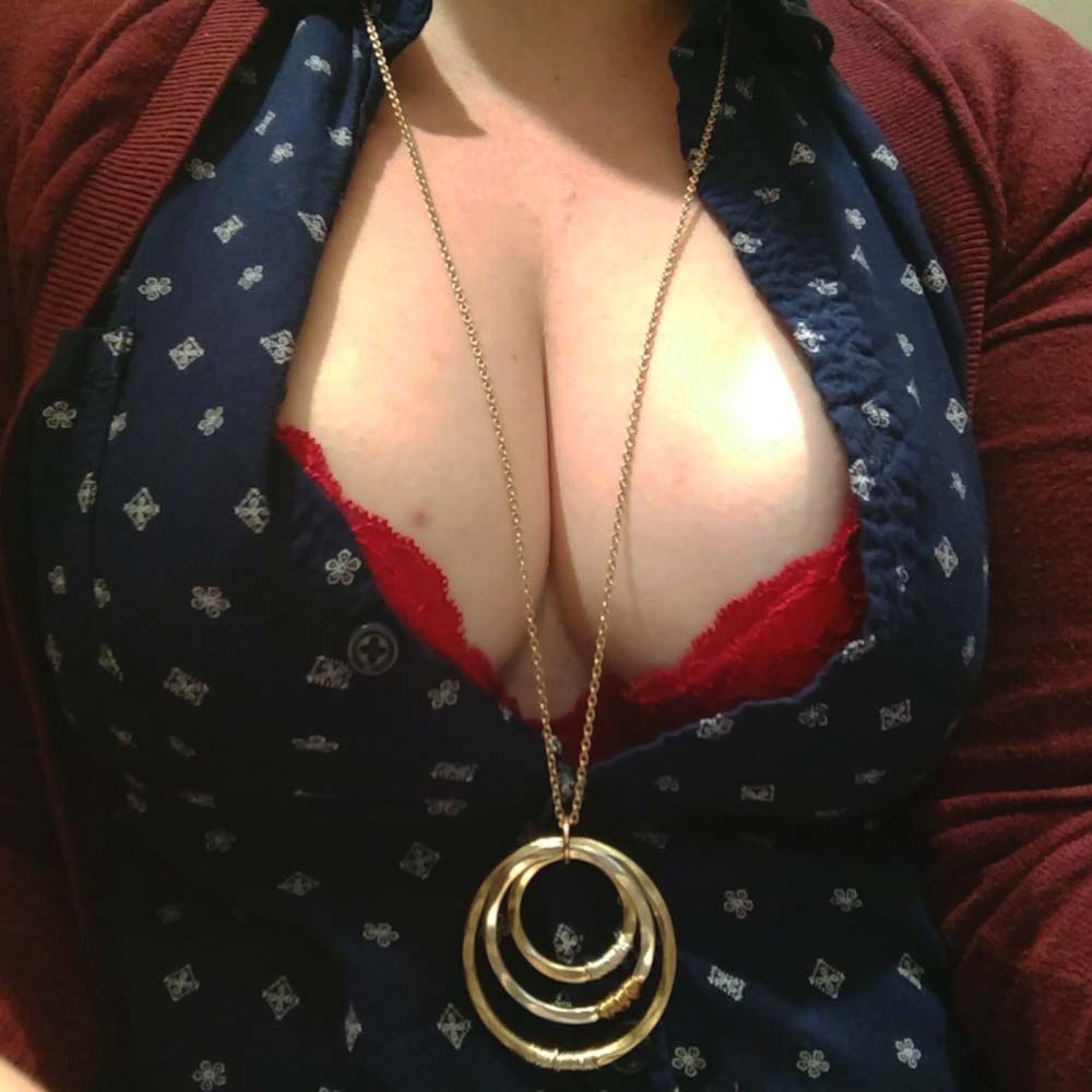 Une Cougar sexy adore être niquée dans toutes les positions